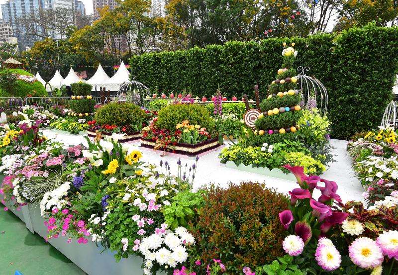 The Hong Kong Flower Show 2018 is currently running at Victoria Park. Apart from beautiful floral arrangements and mosaiculture works, the winning entries of the Leisure and Cultural Services Department's Oriental Style Garden Plot Competition and Western Style Garden Plot Competition are also being displayed at the showground. The winner of the Oriental Style Garden is Sha Tin District's "Sweet Appeal".