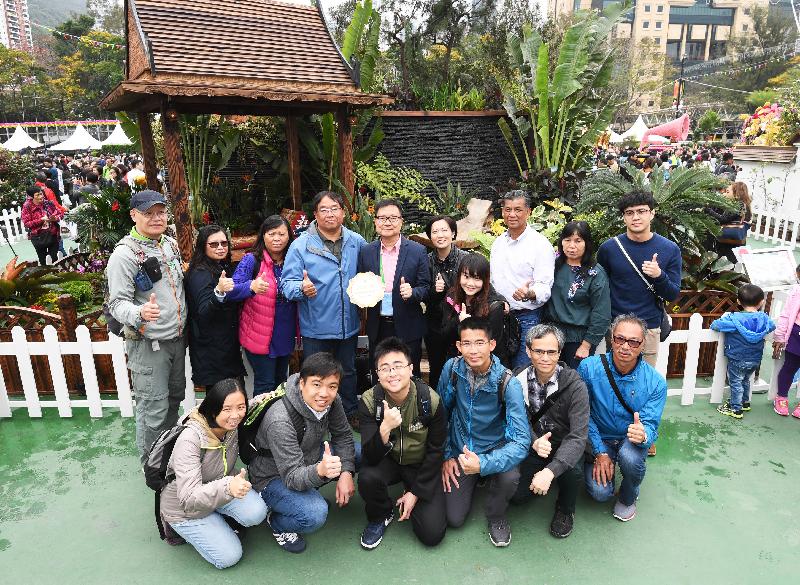 The Hong Kong Flower Show 2018 is currently running at Victoria Park. Apart from beautiful floral arrangements and mosaiculture works, the winning entries of the Leisure and Cultural Services Department's Oriental Style Garden Plot Competition and Western Style Garden Plot Competition are also being displayed at the showground. Pictured are the staff of the Islands District Leisure Services Office in front of their winning garden "Nature that Smiles".