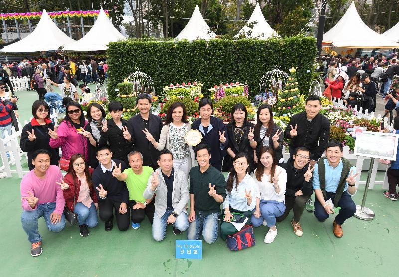 The Hong Kong Flower Show 2018 is currently running at Victoria Park. Apart from beautiful floral arrangements and mosaiculture works, the winning entries of the Leisure and Cultural Services Department's Oriental Style Garden Plot Competition and Western Style Garden Plot Competition are also being displayed at the showground. Pictured are the staff of the Sha Tin District Leisure Services Office in front of their winning garden "Sweet Appeal".