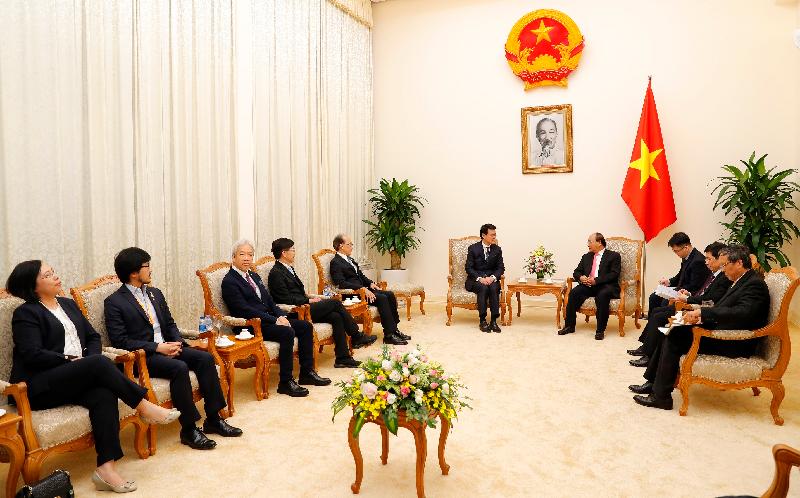 The Secretary for Commerce and Economic Development, Mr Edward Yau, is leading a Hong Kong delegation of businessmen and professional service providers to visit Vietnam. Photo shows Mr Yau (sixth left) and some delegation members meeting with the Prime Minister of Vietnam, Mr Nguyen Xuan Phuc (fourth right), in Hanoi today (March 22).
