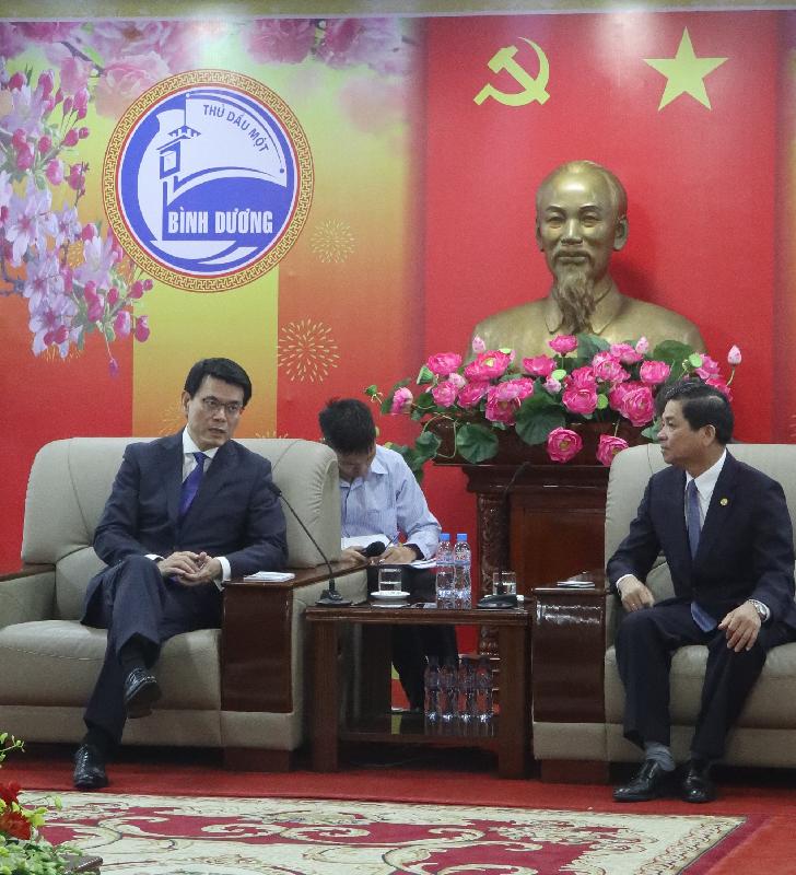 商務及經濟發展局局長邱騰華正率領由香港商界人士和專業服務提供者組成的代表團訪問越南。圖示邱騰華（左一）今日（三月二十二日）在胡志明市與平陽省副省長Tran Thanh Liem（右一）會面。