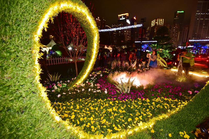 香港花卉展覽星期日（三月二十五日）結束。會場中軸線的園林造景在晚間加入柔和的燈光和音樂效果，讓市民欣賞場內萬花在日與夜的不同美態。