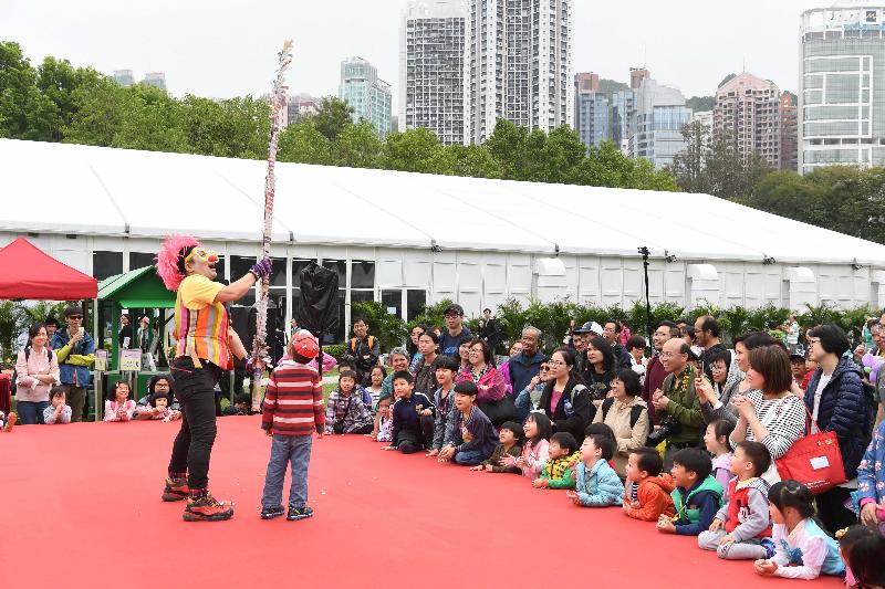香港花卉展覽星期日（三月二十五日）結束。大會在展覽期間安排了多項活動，包括花藝示範、綠化活動工作坊和親子遊戲等，其中的魔術表演吸引大小朋友欣賞。

