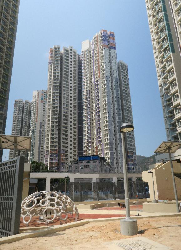 屯門欣田邨五座公共租住房屋大樓今日（三月二十三日）開始入伙。