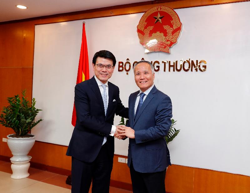 The Secretary for Commerce and Economic Development, Mr Edward Yau, is leading a Hong Kong delegation of businessmen and professional service providers to visit Vietnam. Photo shows Mr Yau (left) meeting with the Deputy Minister of Industry and Trade of Vietnam, Mr Tran Quoc Khanh (right), in Hanoi today (March 23).



