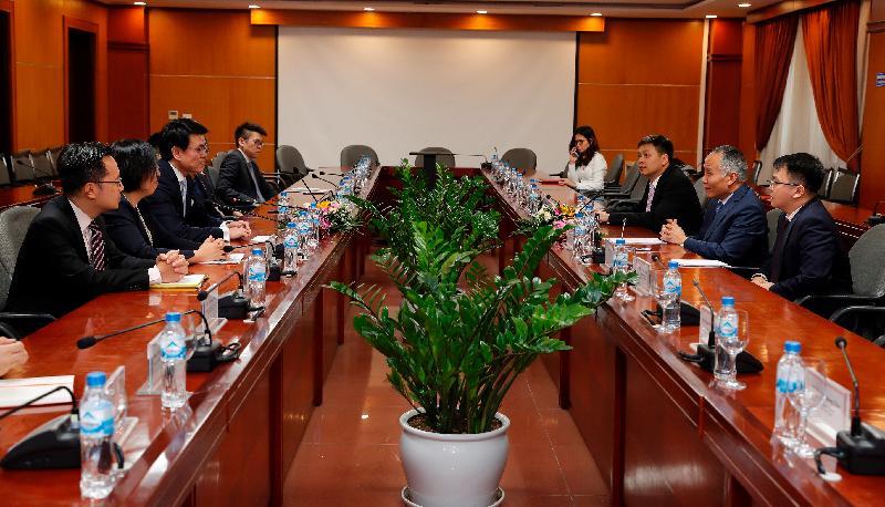 The Secretary for Commerce and Economic Development, Mr Edward Yau, is leading a Hong Kong delegation of businessmen and professional service providers to visit Vietnam. Photo shows Mr Yau (third left) and some delegation members meeting with the Deputy Minister of Industry and Trade of Vietnam, Mr Tran Quoc Khanh (second right), in Hanoi today (March 23).







