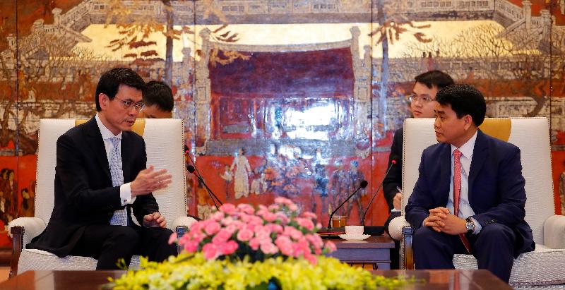 商務及經濟發展局局長邱騰華正率領由香港商界人士和專業服務提供者組成的代表團訪問越南。圖示邱騰華（左）今日（三月二十三日）在河內與河內市人民委員會主席阮德忠（右）會面。