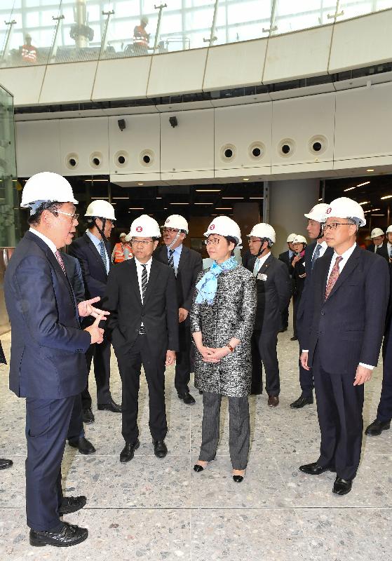 行政长官林郑月娥今日（三月二十三日）出席广深港高速铁路（高铁）香港段项目主要工程竣工典礼。图示林郑月娥（右二）视察高铁西九龙站，并了解高铁项目的最新进度。