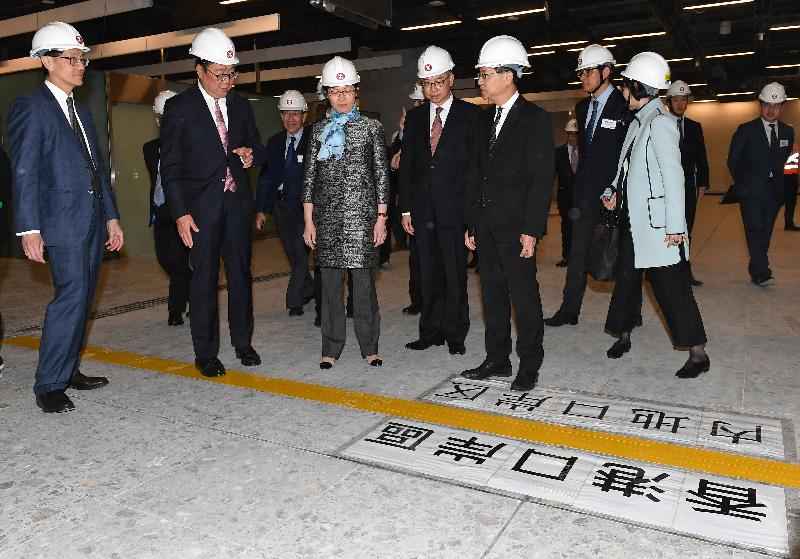行政长官林郑月娥今日（三月二十三日）出席广深港高速铁路（高铁）香港段项目主要工程竣工典礼。图示林郑月娥（左三）视察高铁西九龙站，并了解高铁项目的最新进度。