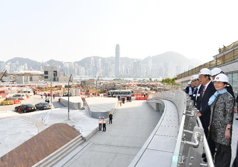行政长官林郑月娥今日（三月二十三日）出席广深港高速铁路（高铁）香港段项目主要工程竣工典礼。图示林郑月娥（右一）参观高铁西九龙站平台花园。
