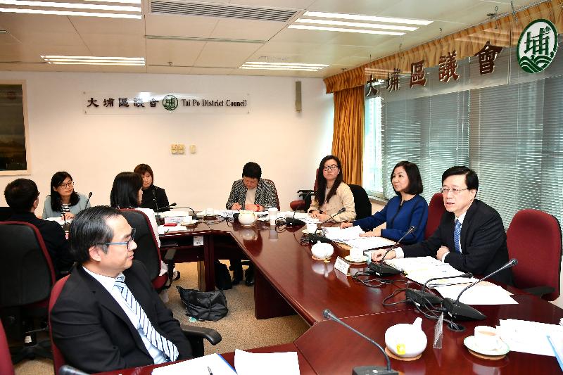 The Secretary for Security, Mr John Lee (first right), during his visit to Tai Po this afternoon (March 23), attends a meeting of the District Fight Crime Committee to exchange views with the Chairman of the Committee, Ms Jeanne Lee (second right), and the Committee members on the efforts made in fighting crimes in the district.

