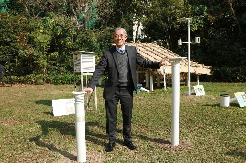 The Director of the Hong Kong Observatory, Mr Shun Chi-ming, announced the official launch of the new microclimate station at the Observatory Headquarters at a press briefing today (March 23). Photo shows Mr Shun introducing the microclimate station.

