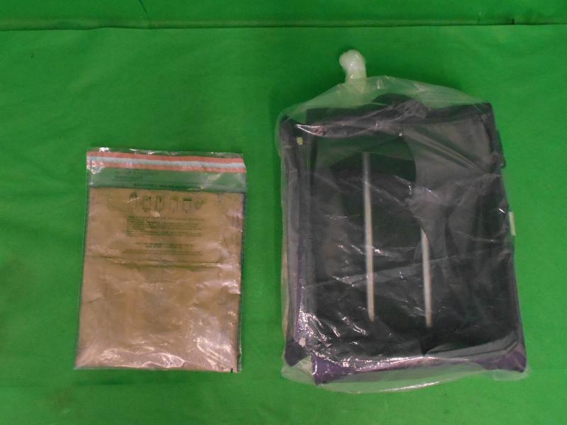 香港海关昨日（三月二十四日）在香港国际机场一个行李箱的暗格内检获约两公斤怀疑甲基安非他命，估计市值约一百一十万元。