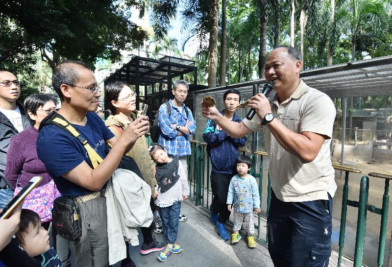 香港動植物公園三月三十一日及四月一日一連兩日舉辦「動物護理聚談」活動，讓市民近距離觀賞不同的靈長類動物和雀鳥。圖示園內資深動物飼養員向遊人分享日常照顧動物的心得。