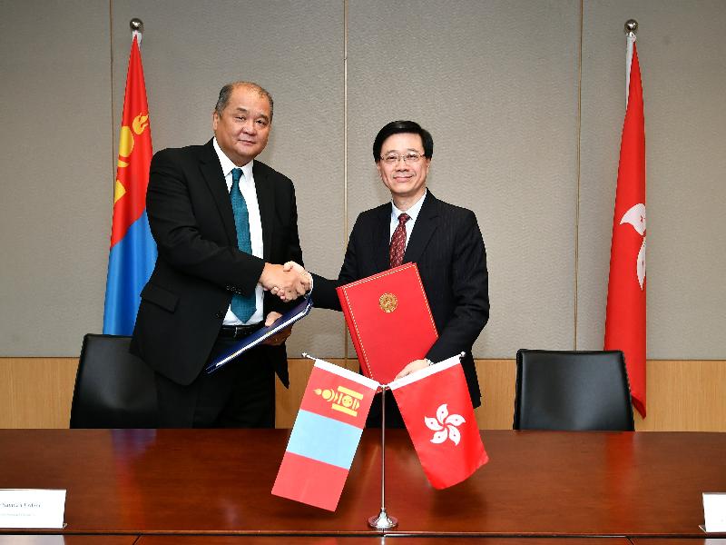 The Secretary for Security, Mr John Lee (right), and the Consul-General of Mongolia in Hong Kong, Mr Samdan Erdene (left), exchange texts after signing a bilateral agreement on mutual legal assistance in criminal matters at the Central Government Offices today (March 26).   
