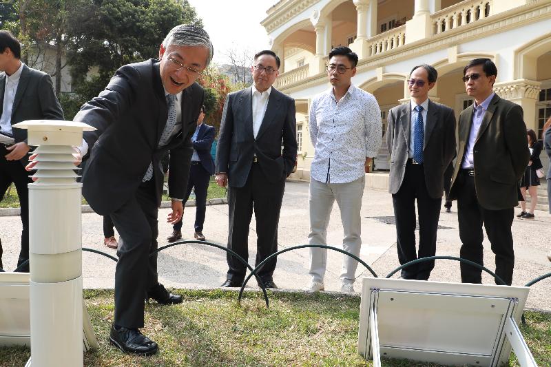 創新及科技局局長楊偉雄（左二）今日（三月二十六日）參觀香港天文台總部，聽取香港天文台台長岑智明（左一）介紹微氣候監測儀器。