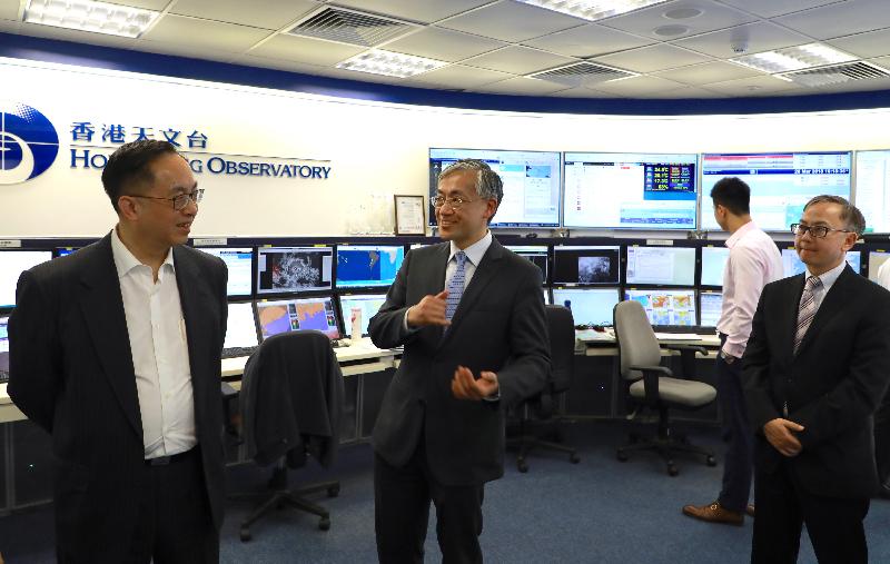 創新及科技局局長楊偉雄（左）今日（三月二十六日）在香港天文台天氣預報中心，了解預測天氣的工作。旁為香港天文台台長岑智明（中）和創新及科技局副局長鍾偉强博士（右）。