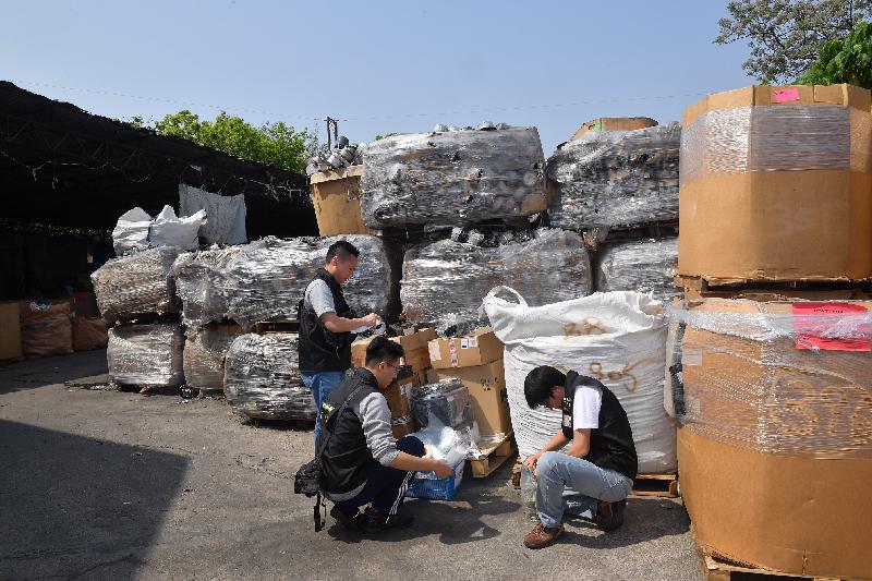 Environmental Protection Department (EPD) enforcement officers conducted a joint operation with other departments on March 22 and 23. Photo shows EPD staff gathering evidence at a recycling site suspected to have illegally handled hazardous electronic waste.