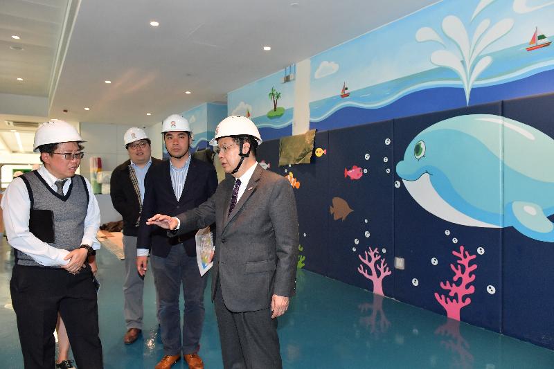 The Chief Secretary for Administration, Mr Matthew Cheung Kin-chung (first right), accompanied by the Vice Chairman of the Tsuen Wan District Council, Mr Wong Wai-kit (second right), today (March 26) visits Tsuen Wan Sports Centre, which will soon be completed for public use, and learns more about its facilities from the government representative concerned. 