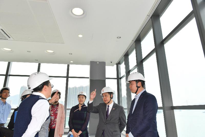 The Chief Secretary for Administration, Mr Matthew Cheung Kin-chung (second right), accompanied by the Vice Chairman of the Tsuen Wan District Council, Mr Wong Wai-kit (first right), today (March 26) visits the Tsuen Wan Sports Centre, which will soon be completed for public use and learns more about its facilities from the government representatives concerned. 