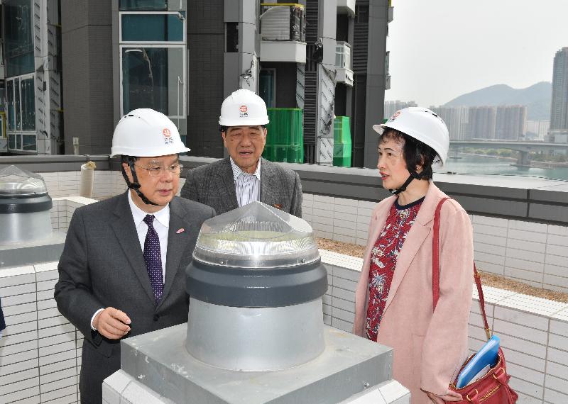 The Chief Secretary for Administration, Mr Matthew Cheung Kin-chung (left), accompanied by the Chairman of the Tsuen Wan District Council, Mr Chung Wai-ping (centre), and the District Officer (Tsuen Wan), Miss Jenny Yip (right), today (March 26) visits the Tsuen Wan Sports Centre, which will soon be completed for public use, and learns more about its natural lighting system.