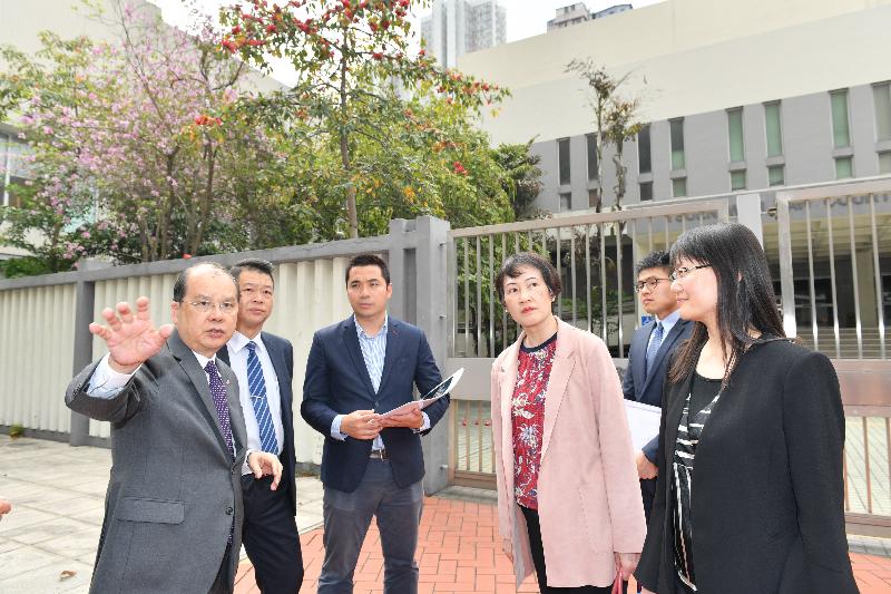 The Chief Secretary for Administration, Mr Matthew Cheung Kin-chung (first left), visits Tsuen Wan Magistrates' Courts to learn more about the future development of the Tsuen Wan city centre. Also present are the Vice Chairman of the Tsuen Wan District Council, Mr Wong Wai-kit (third left), and the District Officer (Tsuen Wan), Miss Jenny Yip (fourth left).