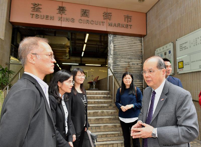 The Chief Secretary for Administration, Mr Matthew Cheung Kin-chung (first right), today (March 26) visits Tsuen King Circuit Market, which will cease operation this month, to better understand the feasibility of its future use. 