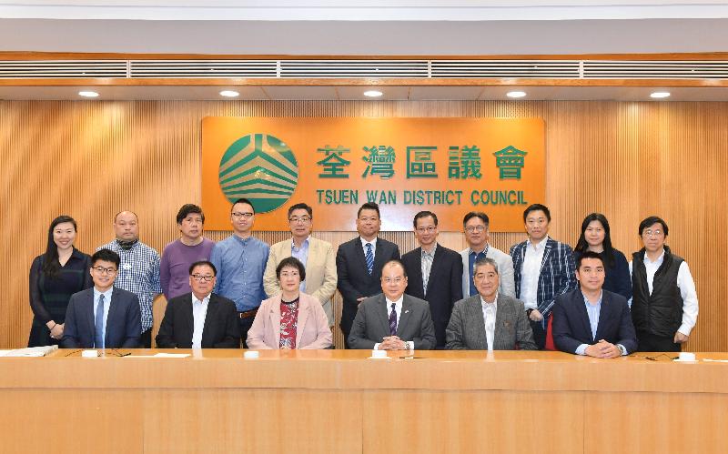 The Chief Secretary for Administration, Mr Matthew Cheung Kin-chung, met with members of the Tsuen Wan District Council today (March 26). Mr Cheung (front row, third right) is pictured with the Chairman of the Tsuen Wan District Council, Mr Chung Wai-ping (front row, second right); the Vice Chairman of the Tsuen Wan District Council, Mr Wong Wai-kit (front row, first right); the District Officer (Tsuen Wan), Miss Jenny Yip (front row, third left); and members of the Tsuen Wan District Council.