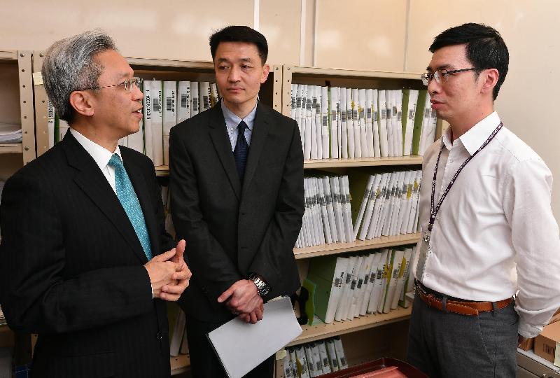 公务员事务局局长罗智光今日（三月二十七日）到访破产管理署。图示罗智光（左一）在个案处理部听取同事介绍破产清盘的管理工作。