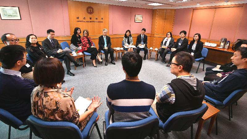 公务员事务局局长罗智光今日（三月二十七日）到访破产管理署，与部门各职系的员工代表茶敍，就他们关注的事项交换意见。