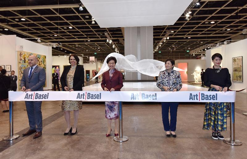 The Chief Executive, Mrs Carrie Lam, attended the Art Basel Hong Kong opening ceremony today (March 27). Photo shows (from left) the Global Director of Art Basel, Mr Marc Spiegler; the President of the Government of the Canton of Basel-Stadt, Ms Elisabeth Ackermann; Mrs Lam; the President of UBS Asia Pacific, Ms Kathryn Shih; and the Director Asia of Art Basel, Ms Adeline Ooi, at the ribbon-cutting ceremony.