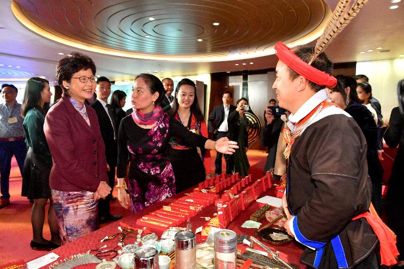 行政長官林鄭月娥（左一）今晚（三月二十七日）出席廣東省2018年迎春宴會，並參觀廣東省非物質文化遺產展覽。