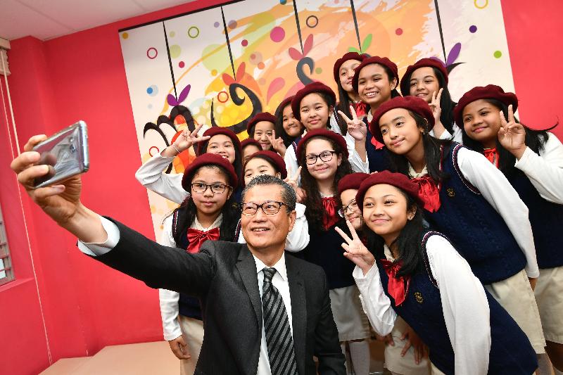 財政司司長陳茂波今日（三月二十八日）到訪李陞大坑學校。圖示陳茂波與該校學生合照。
