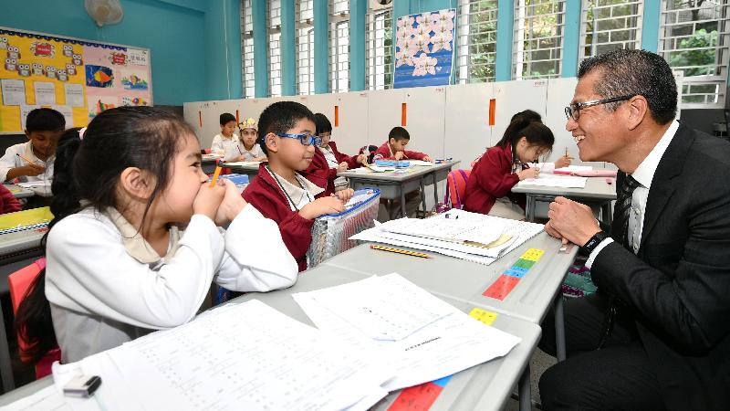 The Financial Secretary, Mr Paul Chan, today (March 28) visits Li Sing Tai Hang School and speaks with an ethnic minority student to know more about his learning experiences.
