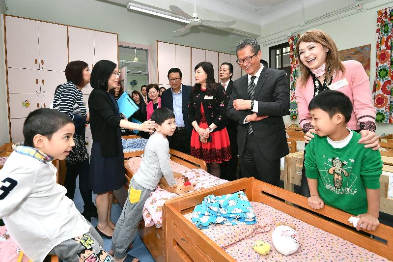 The Financial Secretary, Mr Paul Chan (second right), today (March 28) visits the Po Leung Kuk to understand more about the social services it provides, including residential child care services. Also present are the Chairman of the Po Leung Kuk, Miss Abbie Chan (first right); Director of the Po Leung Kuk Dr Daniel Chan (third right); Vice-chairman of the Po Leung Kuk Dr Margaret Choi (fourth right); the Chairman of the Wan Chai District Council (WCDC), Mr Stephen Ng (fifth right); and the Vice Chairman of the WCDC, Dr Jennifer Chow (sixth right).