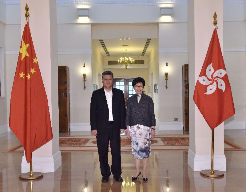 The Chief Executive, Mrs Carrie Lam (right), met the Governor of Guangdong Province, Mr Ma Xingrui (left), at Government House this morning (March 28).