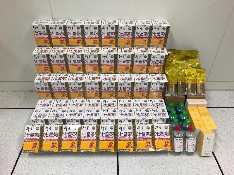 香港海关昨日（三月二十七日）采取行动，打击售卖冒牌健康食品，检获一百零二盒怀疑冒牌保健冲剂，以及五十四件护肤产品，估计市值共约一万二千元。