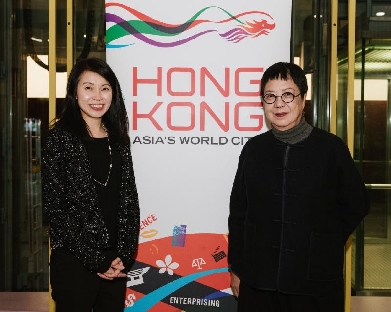 導演許鞍華（右）和香港駐柏林經濟貿易辦事處處長何小萍於三月二十四（柏林時間）出席在德國柏林舉辦的許鞍華電影放映會。