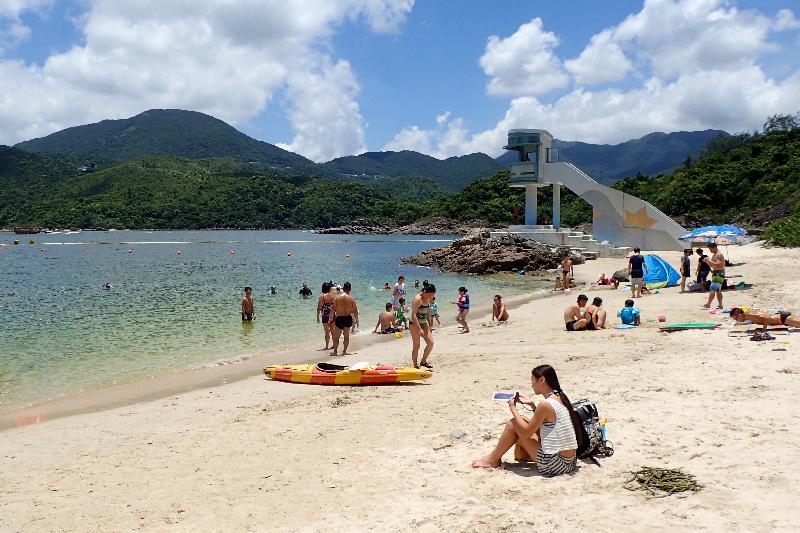 The 2017 report on beach water quality shows that all Hong Kong's gazetted beaches fully met the bacteriological Water Quality Objective for the eighth consecutive year. Photo shows Trio Beach in Sai Kung District, the water quality of which was ranked as "good".