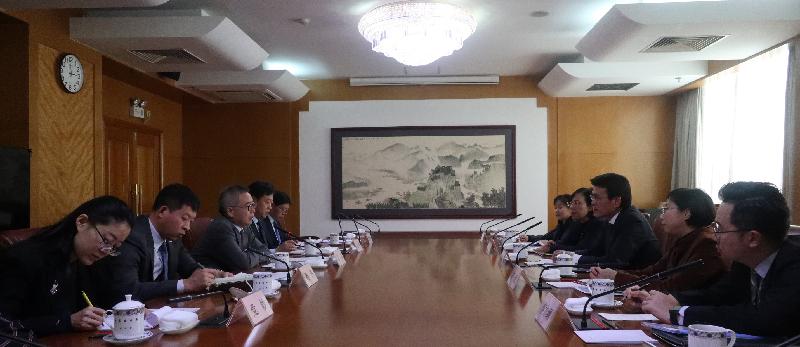 The Secretary for Commerce and Economic Development, Mr Edward Yau (third right), meets with the Deputy Secretary General and Director General of the International Co-operation Department of the National Development and Reform Commission, Mr Su Wei (third left), in Beijing today (March 29).