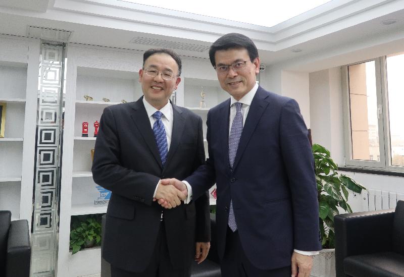 商務及經濟發展局局長邱騰華（右）昨日（三月二十八日）在北京與國家郵政局局長馬軍勝會面。