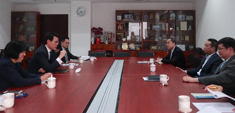 商務及經濟發展局局長邱騰華（左二）今日（三月二十九日）在北京與國務院港澳事務辦公室副主任黃柳權（右二）會面。