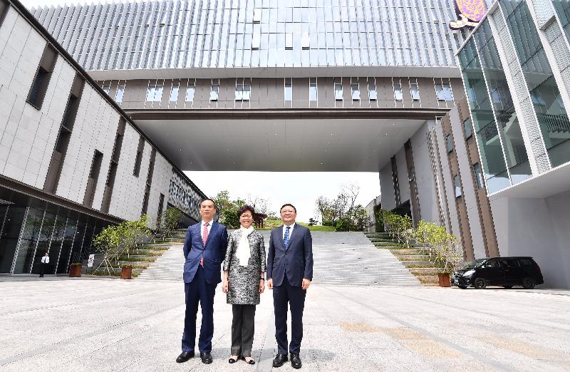 The Chief Executive, Mrs Carrie Lam, attended in Shenzhen today (March 29) the establishment ceremony of Harmonia College of the Chinese University of Hong Kong, Shenzhen (CUHK(SZ)). Photo shows Mrs Lam (centre) with the Secretary of the CPC Shenzhen Municipal Committee, Mr Wang Weizhong (right), and the President of CUHK(SZ), Professor Xu Yangsheng (left).