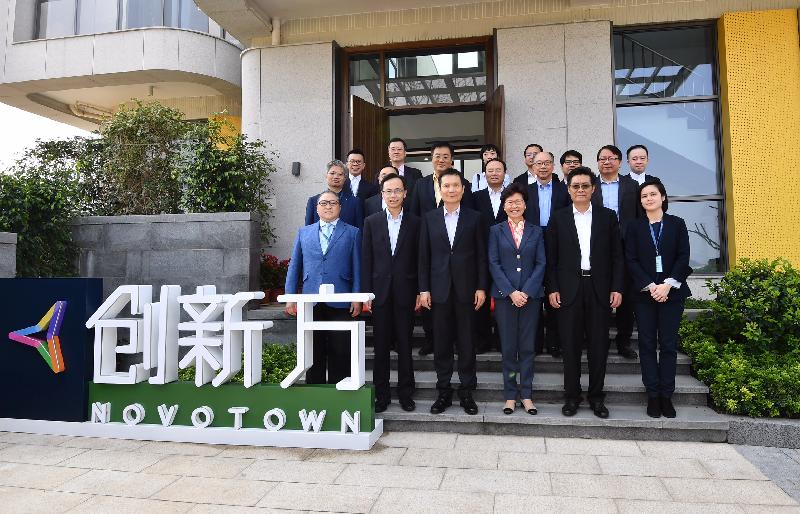 The Chief Executive, Mrs Carrie Lam, visited the exhibition hall of Novotown under Lai Sun Group in Zhuhai today (March 30). Photo shows Mrs Lam (front row, third right); the Secretary for Transport and Housing, Mr Frank Chan Fan (middle row, second right); the Secretary for Constitutional and Mainland Affairs, Mr Patrick Nip (front row, second left); the Director of the Chief Executive's Office, Mr Chan Kwok-ki (middle row, first right); the Secretary of the CPC Zhuhai Municipal Committee, Mr Guo Yonghang (front row, second right); the Director General of the Hong Kong and Macao Affairs Office of the People's Government of Guangdong Province, Mr Liao Jingshan (front row, third left); the Senior Vice President of Lai Fung Holdings Limited, Dr Lam Ho-yi (front row, first right); and other members of the delegation after visiting the exhibition hall.