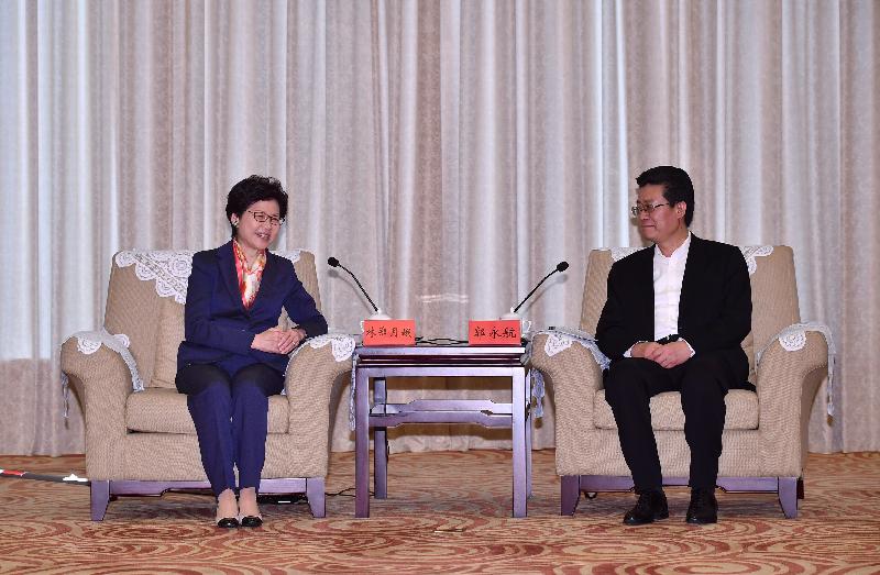The Chief Executive, Mrs Carrie Lam (left), meets with the Secretary of the CPC Zhuhai Municipal Committee, Mr Guo Yonghang, in Zhuhai today (March 30).