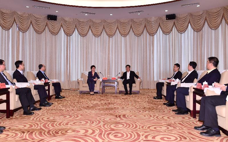 The Chief Executive, Mrs Carrie Lam (left), met with the Secretary of the CPC Zhuhai Municipal Committee, Mr Guo Yonghang (fourth right), in Zhuhai today (March 30). Looking on are the Secretary for Transport and Housing, Mr Frank Chan Fan (third left); the Secretary for Constitutional and Mainland Affairs, Mr Patrick Nip (second left); the Director of the Chief Executive's Office, Mr Chan Kwok-ki (first left); and the Director General of the Hong Kong and Macao Affairs Office of the People's Government of Guangdong Province, Mr Liao Jingshan (third right).