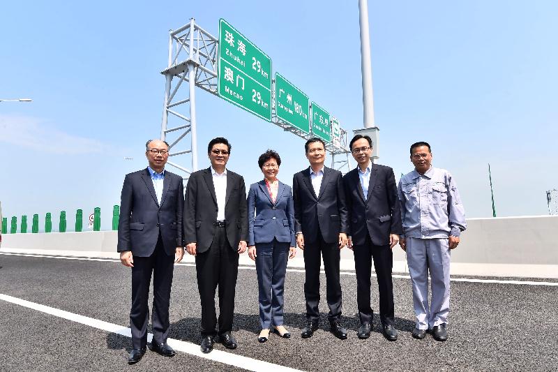 The Chief Executive, Mrs Carrie Lam, visited the Hong Kong-Zhuhai-Macao Bridge in Zhuhai today (March 30). Photo shows (from left) the Secretary for Transport and Housing, Mr Frank Chan Fan; the Secretary of the CPC Zhuhai Municipal Committee, Mr Guo Yonghang; Mrs Lam; the Director General of the Hong Kong and Macao Affairs Office of the People's Government of Guangdong Province, Mr Liao Jingshan; the Secretary for Constitutional and Mainland Affairs, Mr Patrick Nip; and the Director of the Hong Kong-Zhuhai-Macao Bridge Authority, Mr Zhu Yongling, on the Bridge.