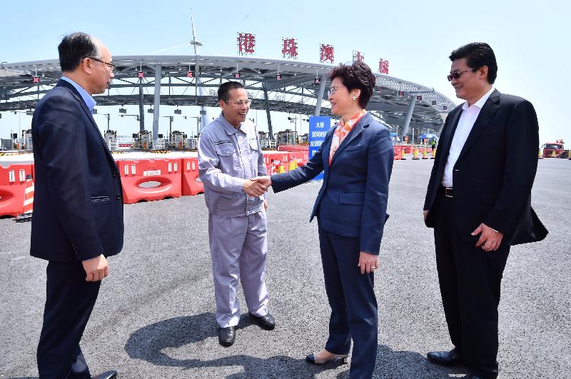 The Chief Executive, Mrs Carrie Lam, visited the Hong Kong-Zhuhai-Macao Bridge in Zhuhai today (March 30). Photo shows Mrs Lam (second right) and the Director of the Hong Kong-Zhuhai-Macao Bridge Authority, Mr Zhu Yongling (second left) shaking hands after the visit. Looking on are the Secretary for Transport and Housing, Mr Frank Chan Fan (first left), and the Secretary of the CPC Zhuhai Municipal Committee, Mr Guo Yonghang (first right).