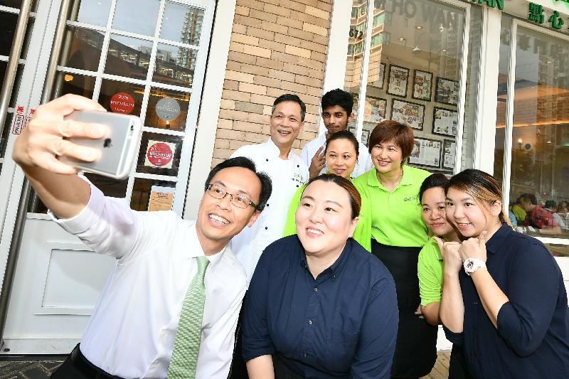 The Secretary for Constitutional and Mainland Affairs, Mr Patrick Nip, today (April 3) toured a catering enterprise which has recently adopted the Code of Practice against Discrimination in Employment on the Ground of Sexual Orientation. Picture shows Mr Nip (front row, first left) in a group photo with employees.