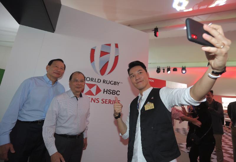The Chief Secretary for Administration, Mr Matthew Cheung Kin-chung, attended the HSBC Community Day opening ceremony today (April 5). Photo shows (from left) the Deputy Chairman and Chief Executive of the Hongkong and Shanghai Banking Corporation Limited, Mr Peter Wong; Mr Cheung; and the Chairman of the Tung Wah Group of Hospitals, Mr Vinci Wong, at the event.